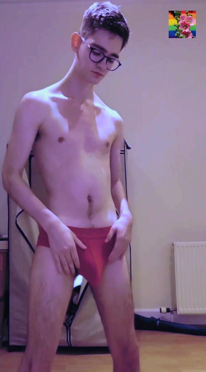 Nerdy twink shows hairy ass