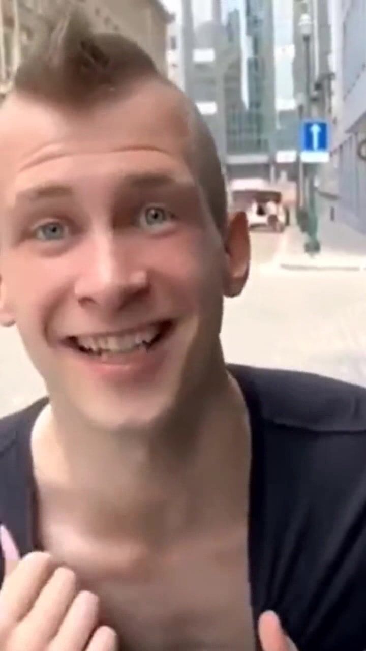 裸体少年在自行车之旅中无套