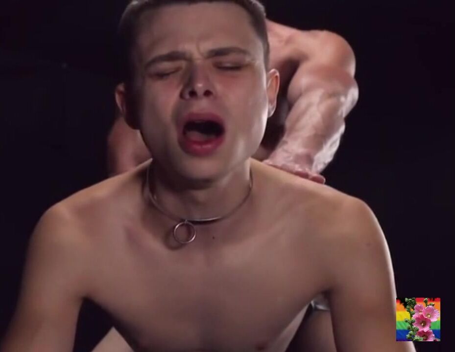 Papá a pelo golpea polla de twink musculoso