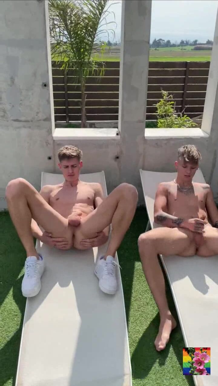 Analspiel im freien mit twink und daddy