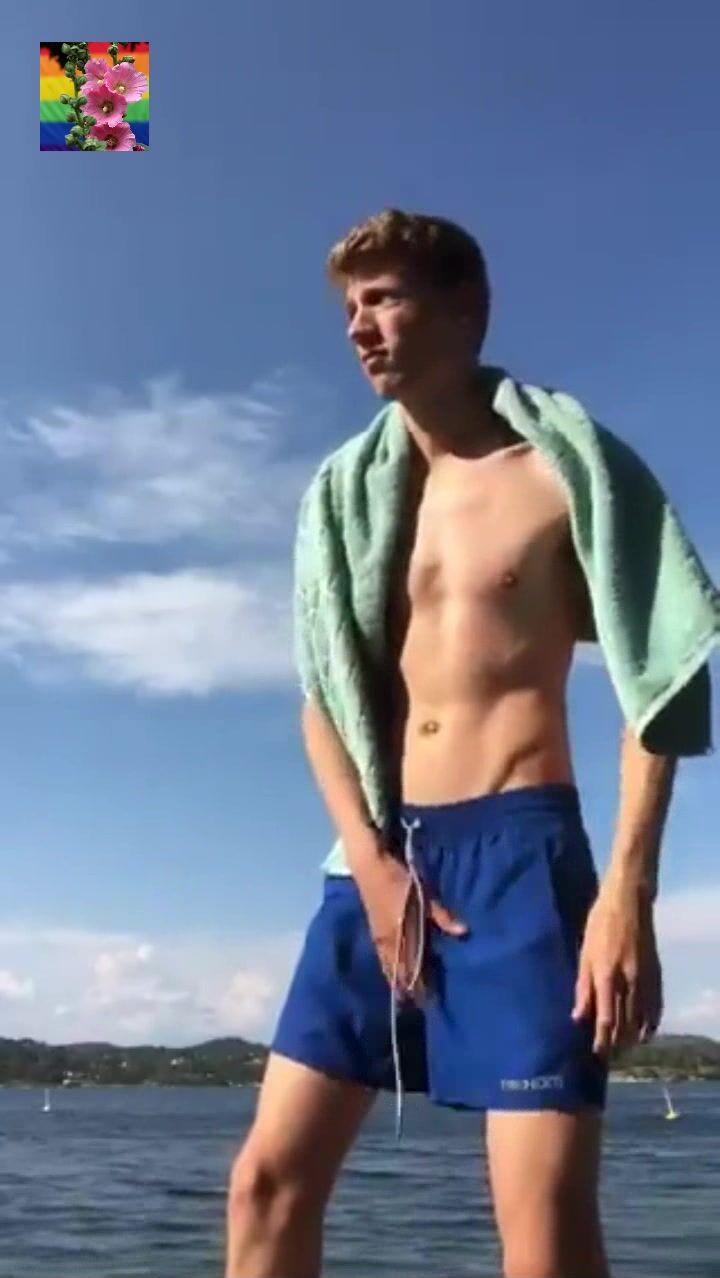 дрочка на улице с горячим членом твинка