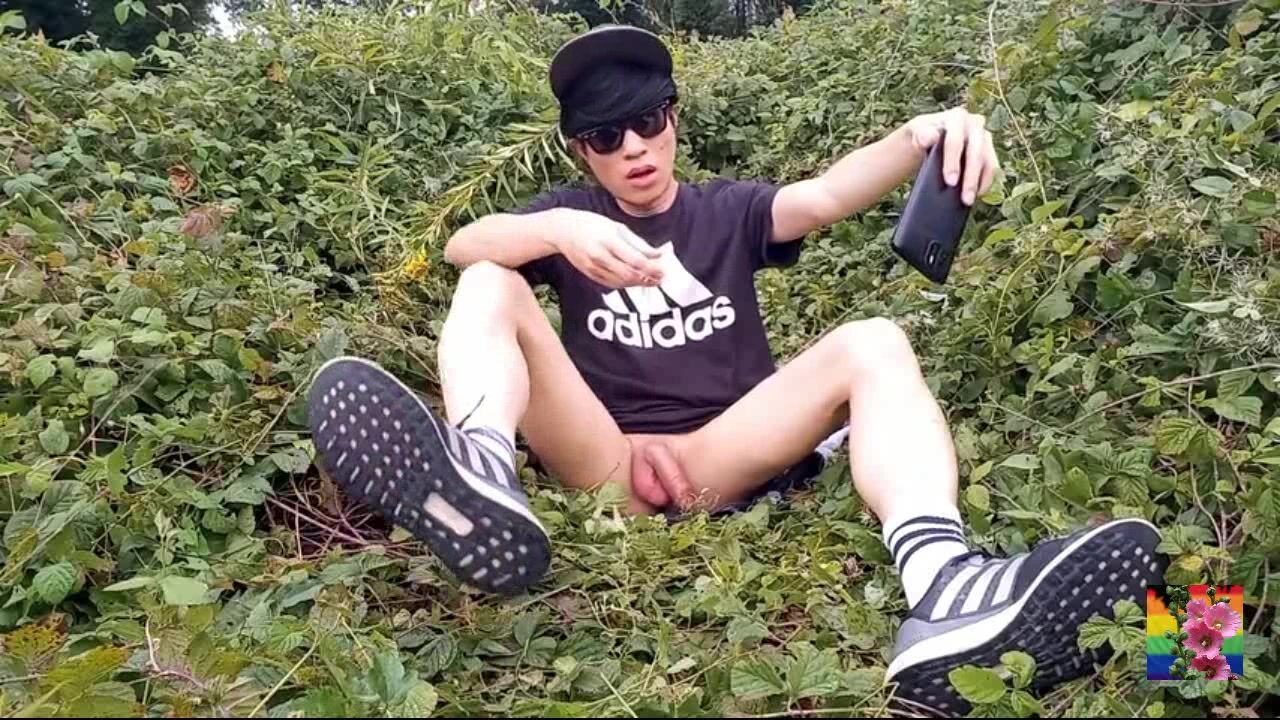 استمناء رجل مفتول العضلات بالخارج