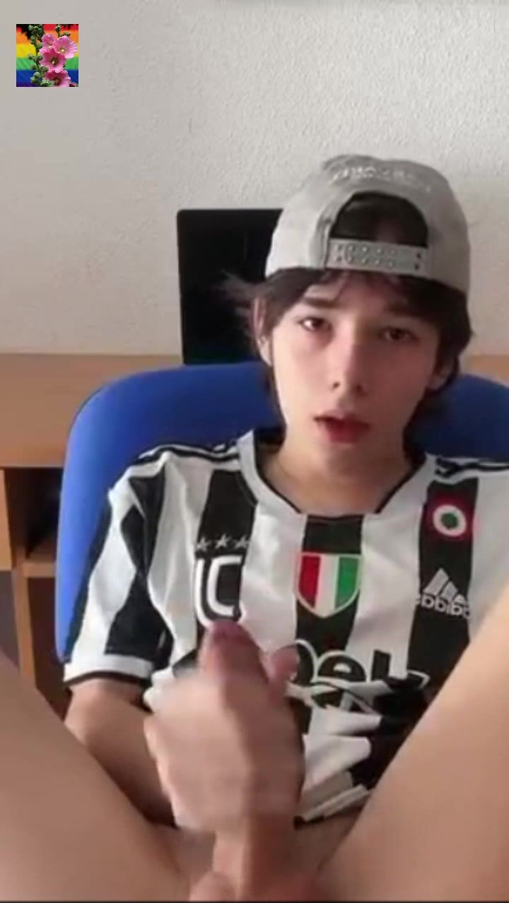 Heißer twink spielt mit seinem harten schwanz
