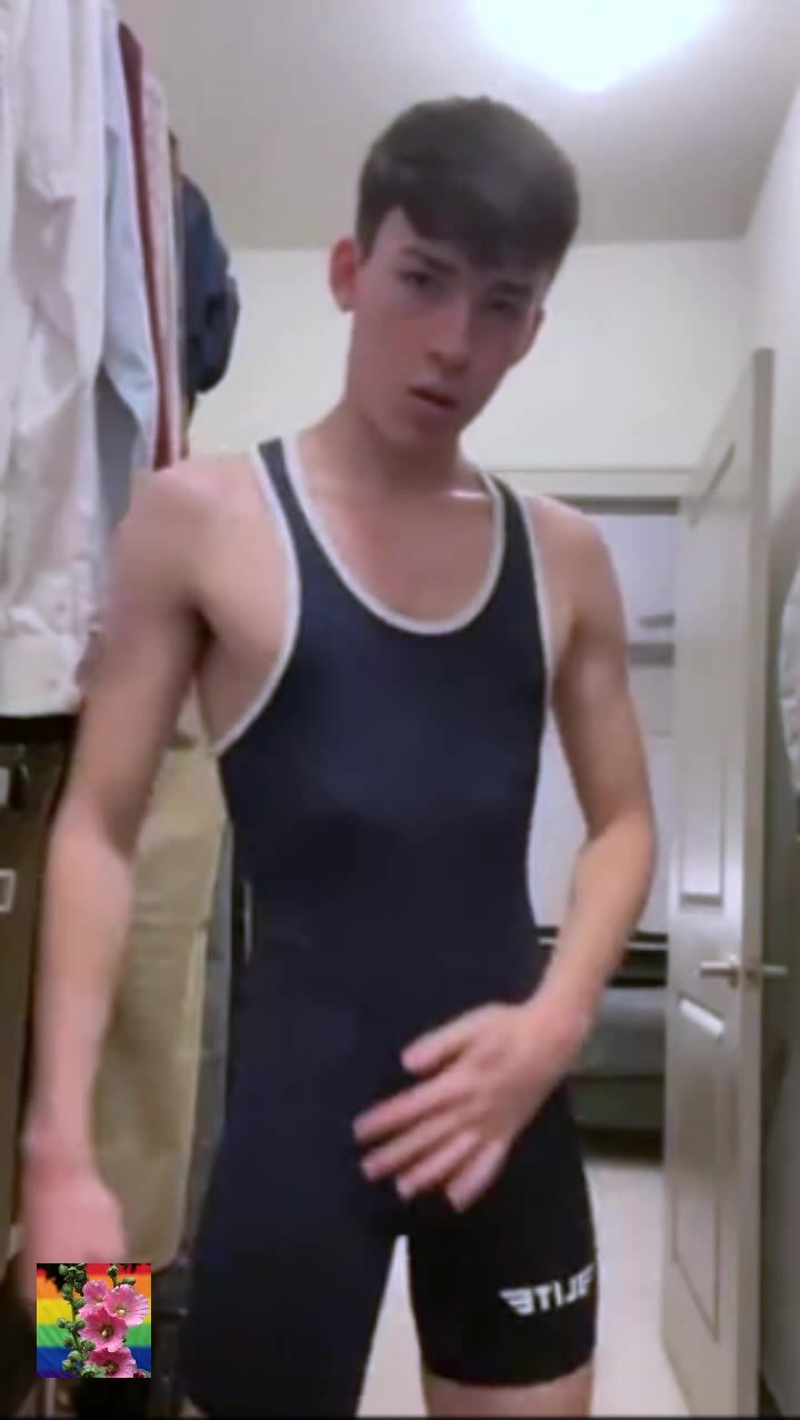 Lycra-clad twink rides muscle daddy bareback