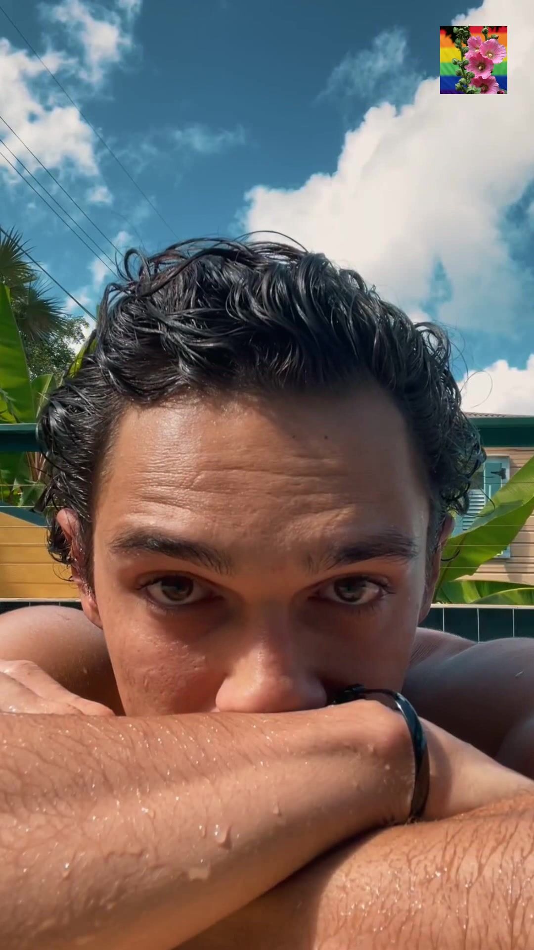 Papa musclé chaud défonce ado sans capote au bord de la piscine
