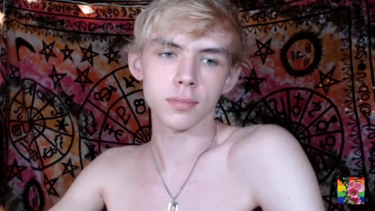 Sexy blonder twink streichelt seinen schwanz