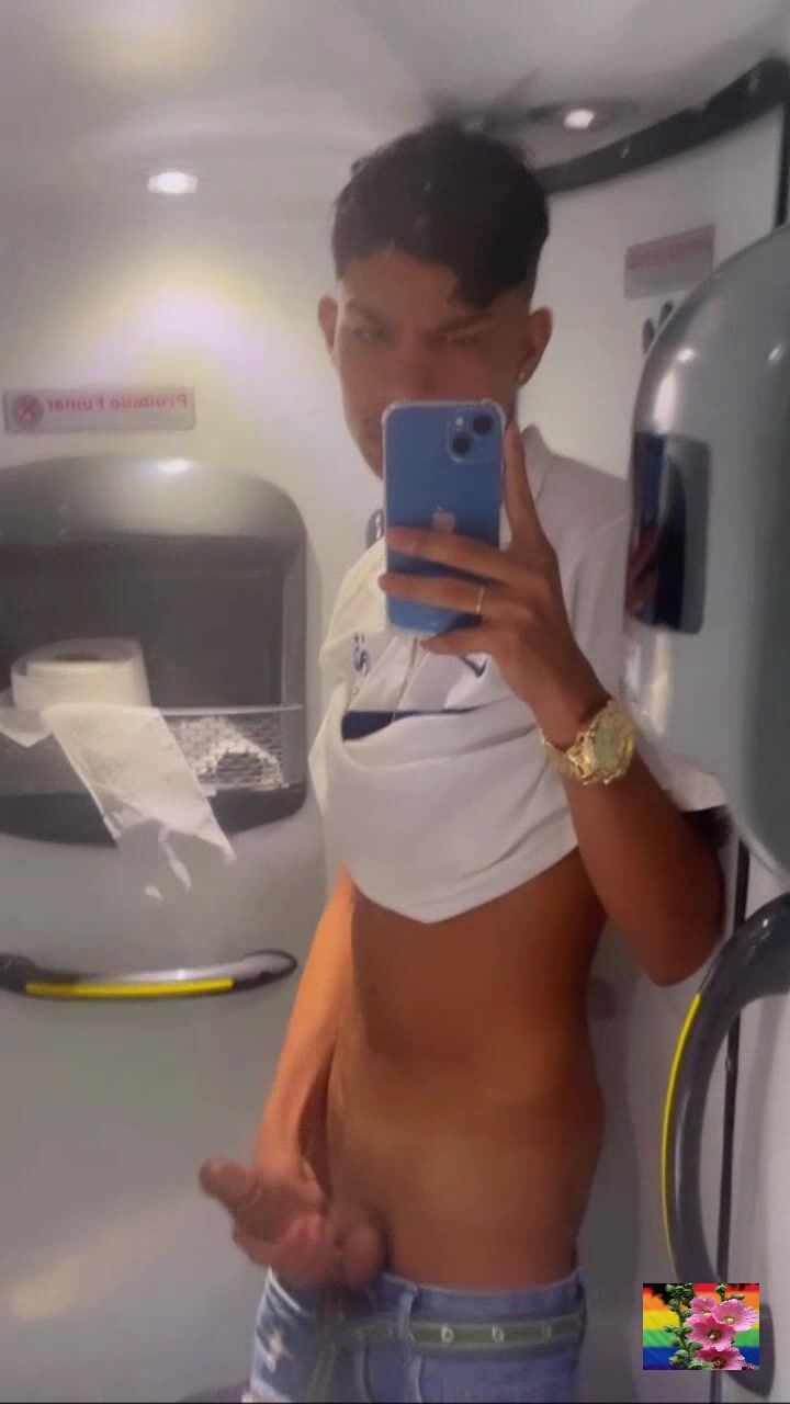 Black se branle une grosse bite musclée dans les chiottes