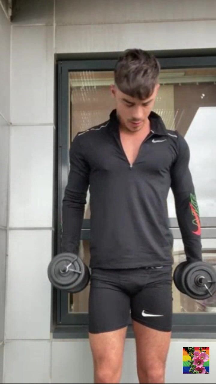 Action de bite bareback de daddy musclé twink sportif