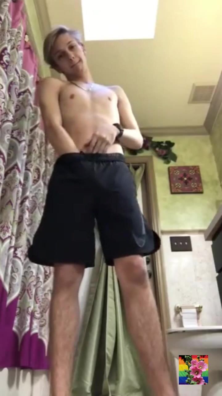 Teenie zieht sich aus und spritzt heftig für daddy