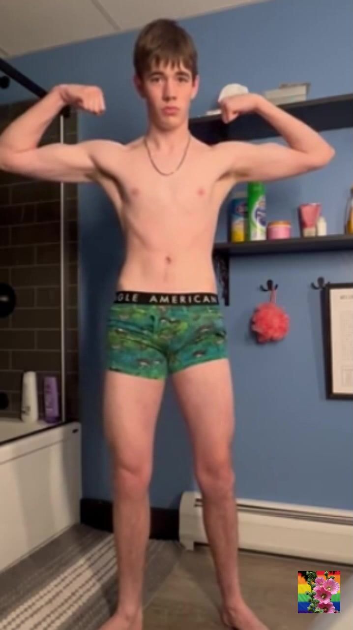 Twink-junge strippt für harte action