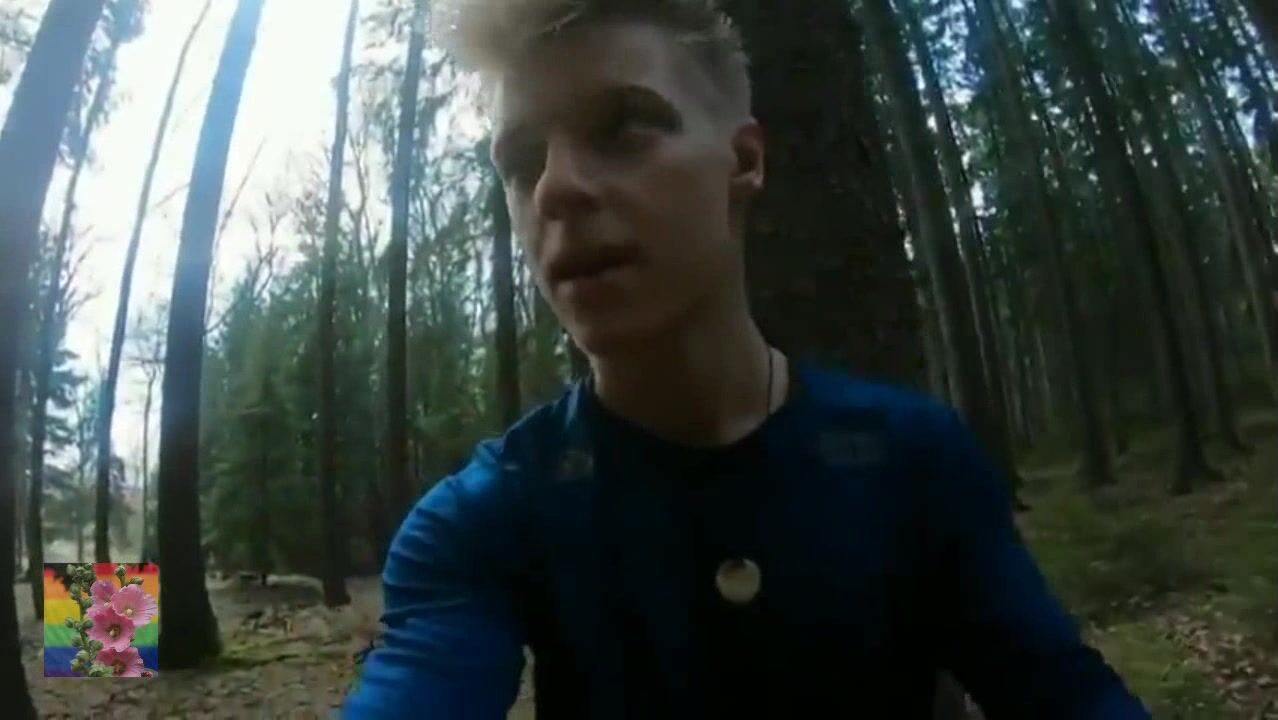 Sven l’ado caresse sa bite dure seul dans les bois