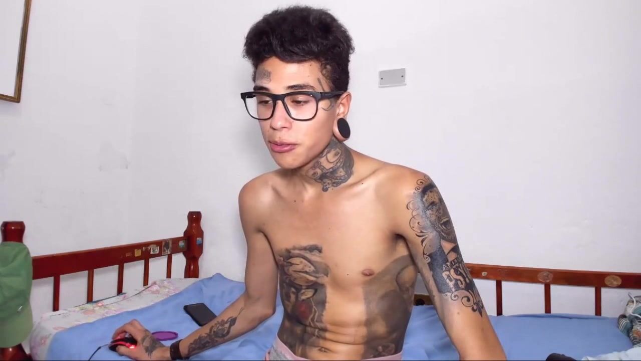Chico latino tatuado muestra la polla en cámara