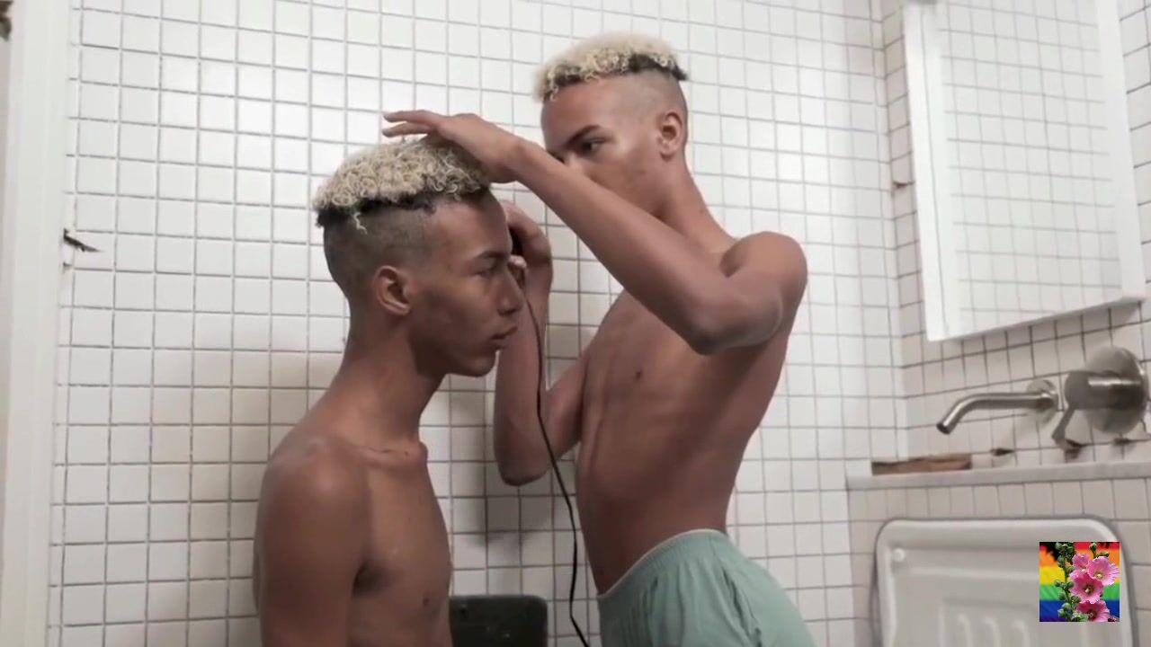Jumeaux coiffeurs ados chevauchent la bite de papa musclé sans capote