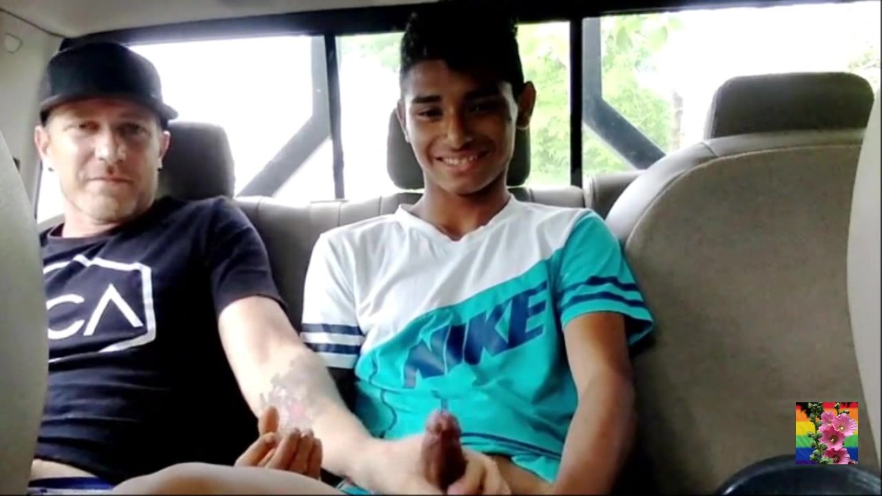 Main secourante branle la bite d'un ado dans la voiture