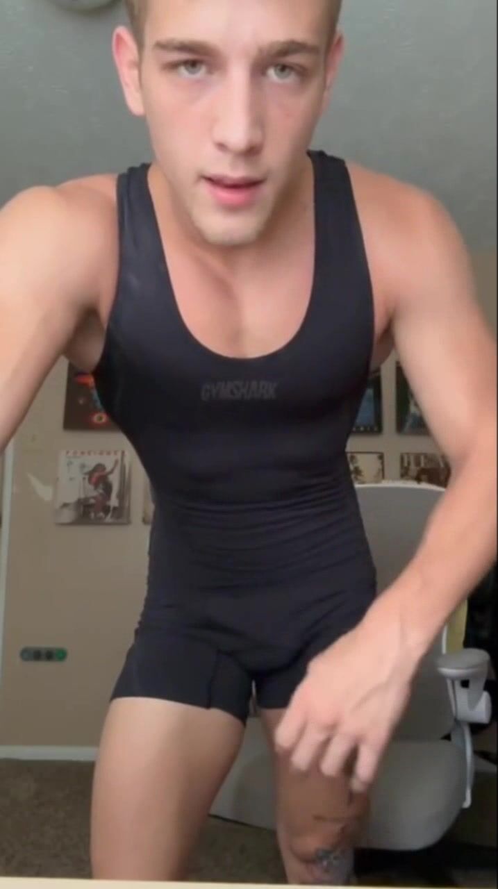 Lycra-twink wichst seinen harten schwanz