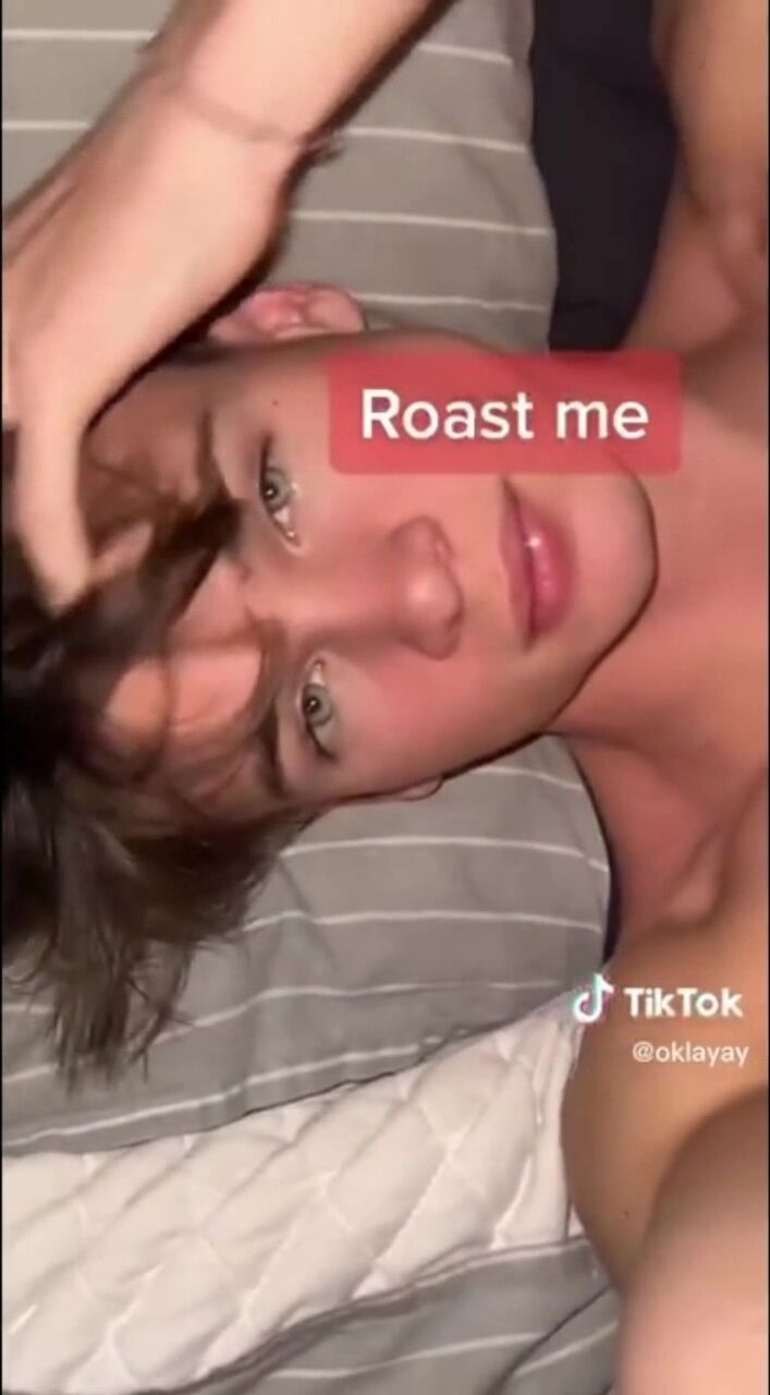 Twink de tiktok cabalga la polla a pelo de papá 2