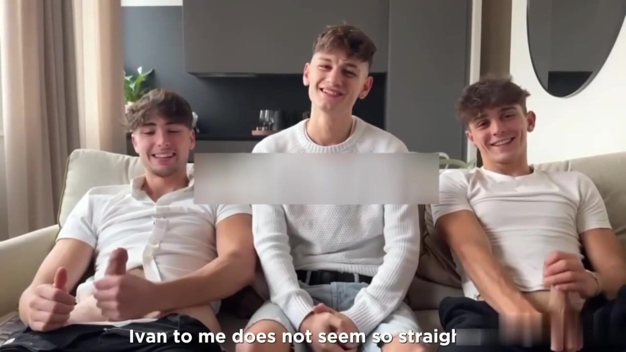 Drei twinks und muskel-daddy bei bareback-schwanzparty