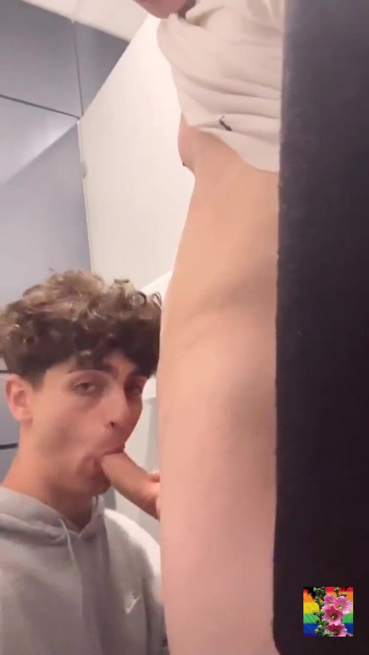 Spaß mit twink auf der toilette