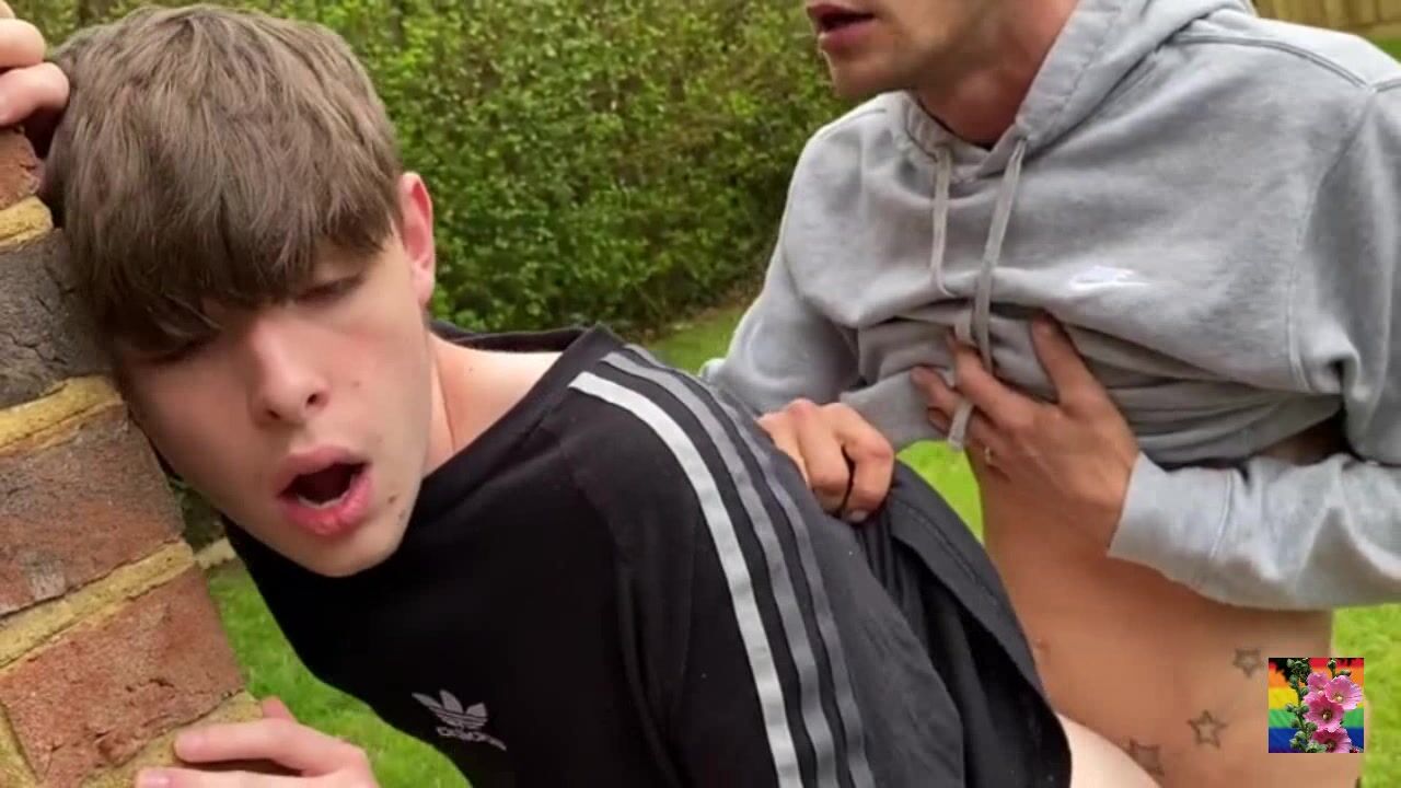 Muscle daddy barebacks twink in garden