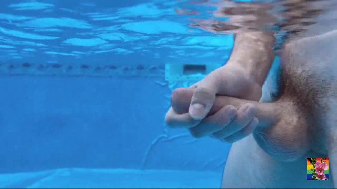 Ado sous l’eau jouit fort pour papa musclé en bareback