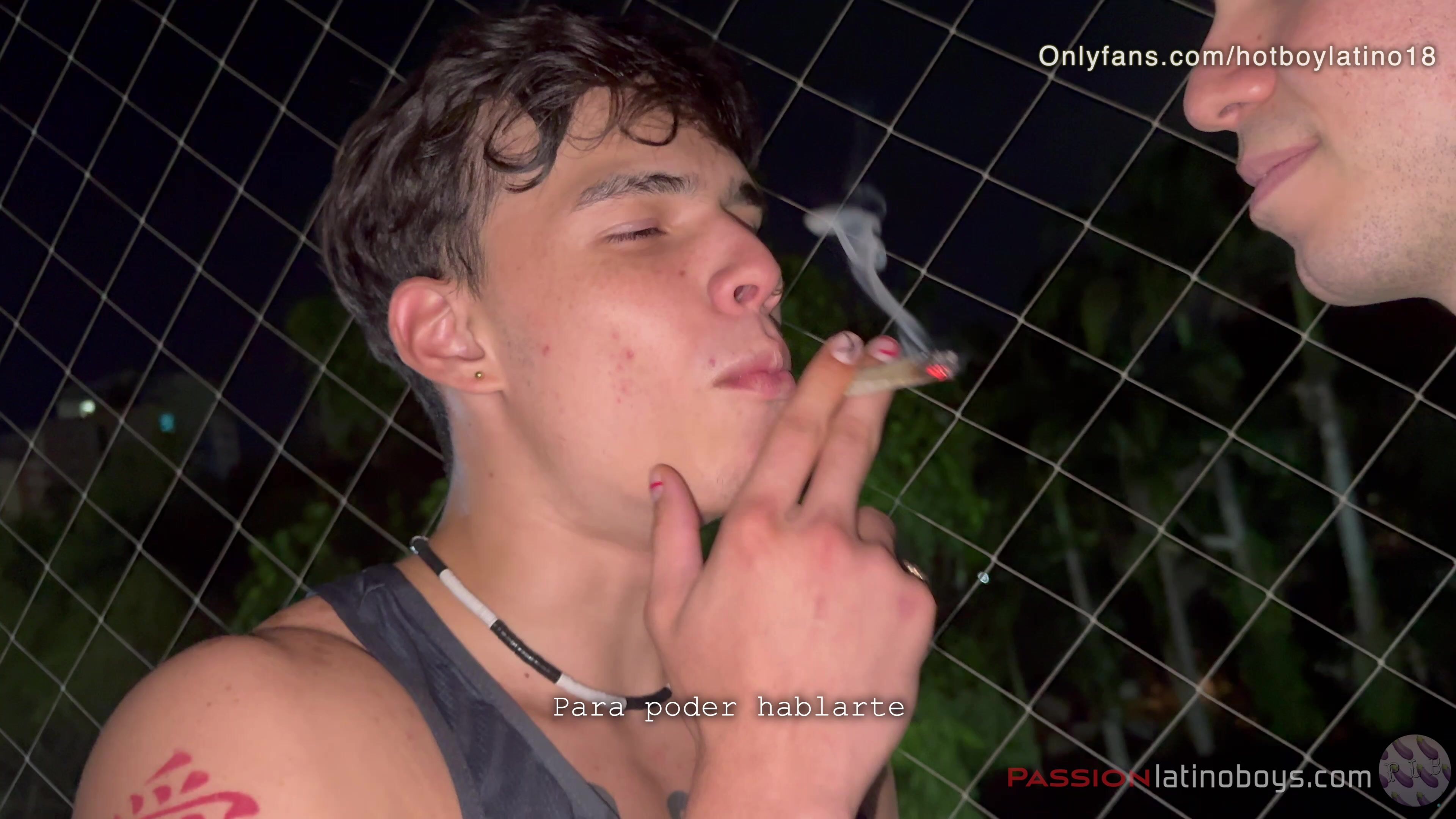 Jeunes potes planent, s'embrassent et baisent sans capote