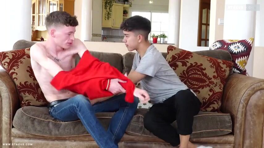 Chico joven monta a daddy musculoso a pelo
