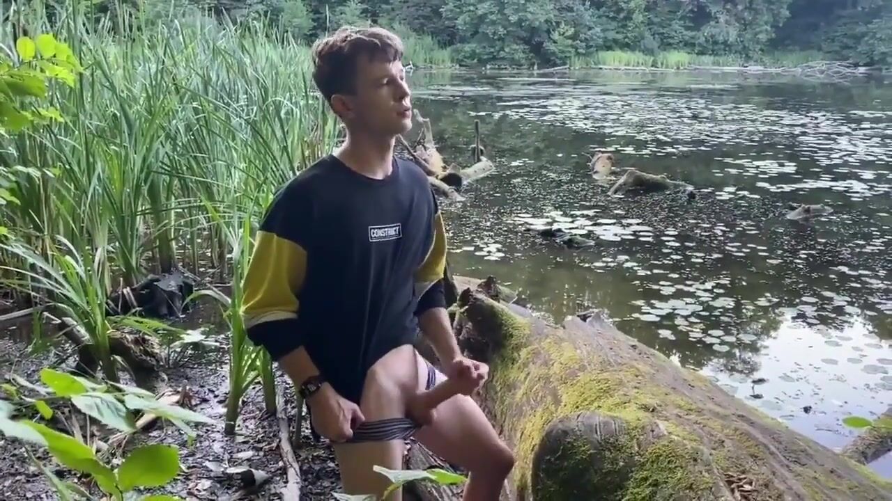 Mann onaniert im freien