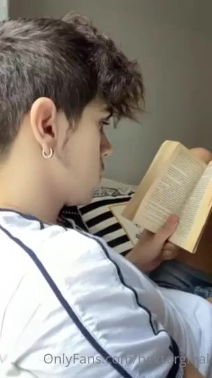 Hector konak fica excitado lendo e goza