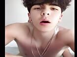 Hector se folla a su amigo sin condón en el baño