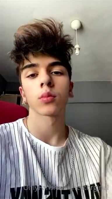 Rapaz cam latino hektor acaricia o seu pau mole