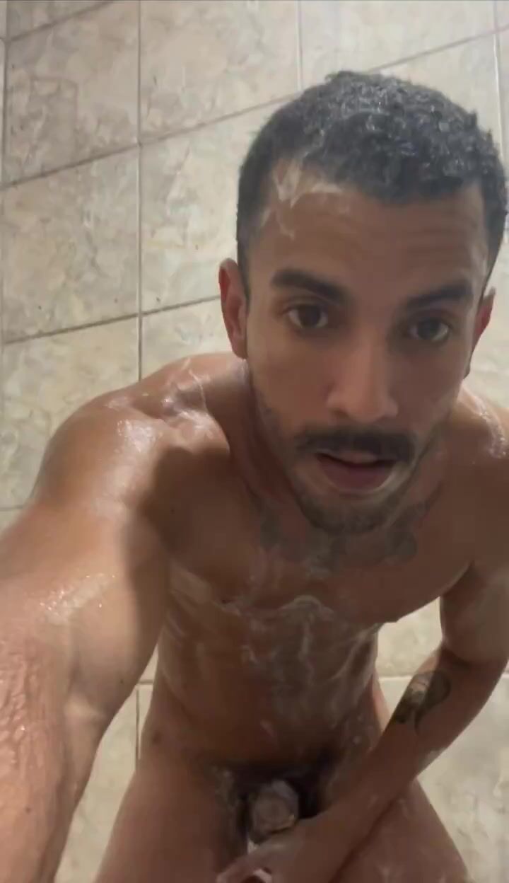 Latino henrique bate uma punheta