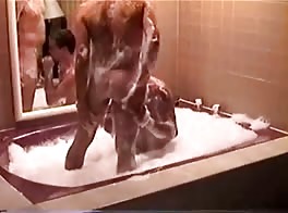 Caméra cachée filme des ados dans la baignoire