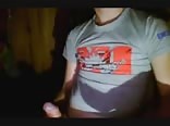 Versteckter gay-junge wichst und kommt