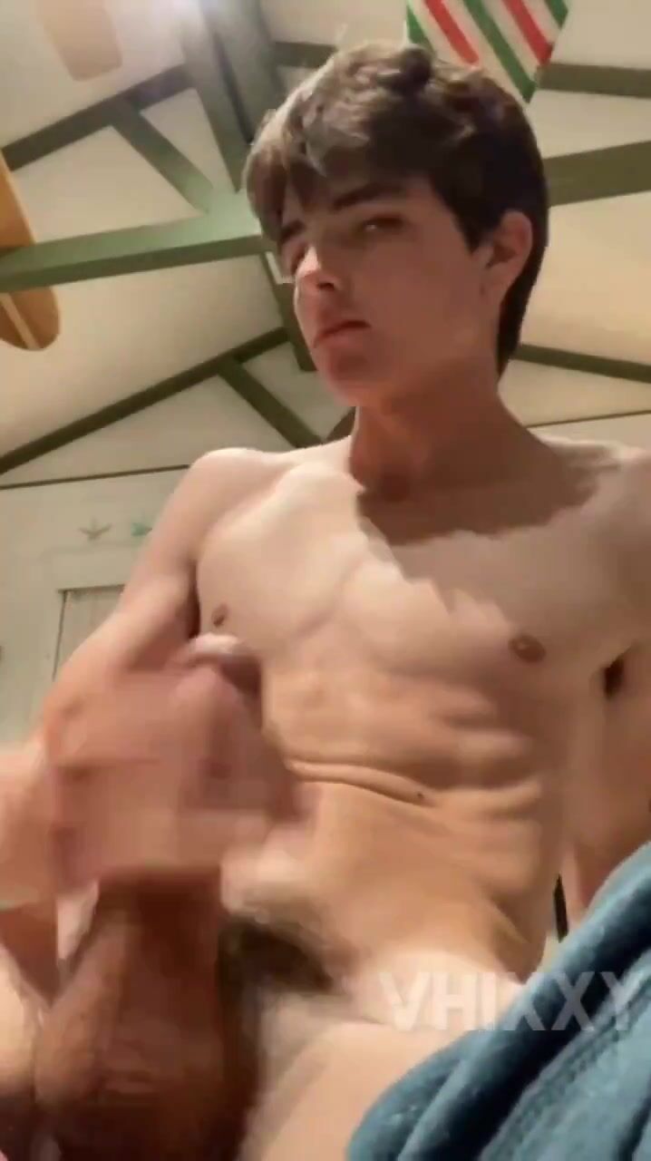 Twink bate uma escondido no celeiro
