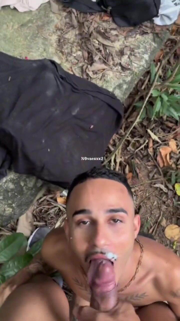 Papá musculoso folla sin capullo a twink en excursión