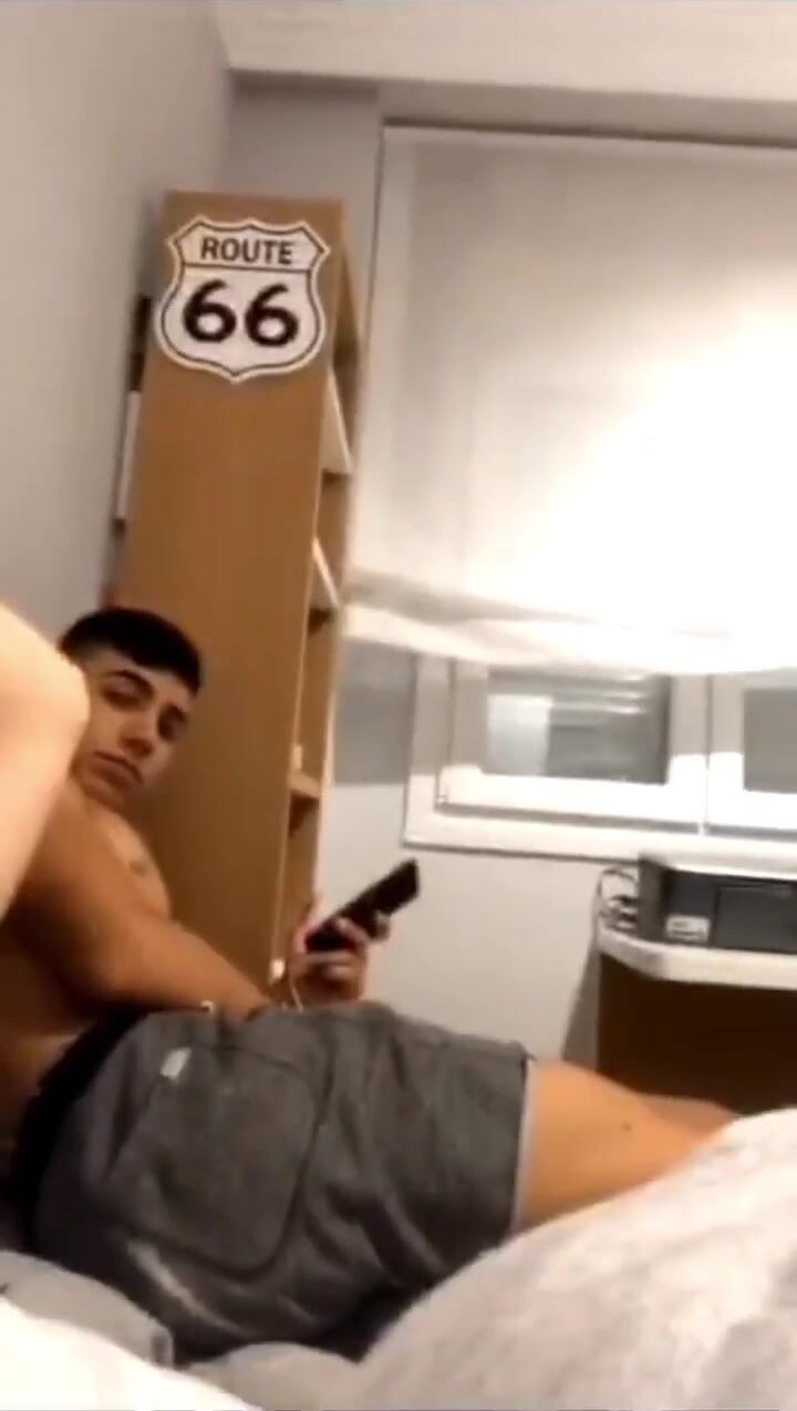 Amigo sin camisa muestra su polla dura