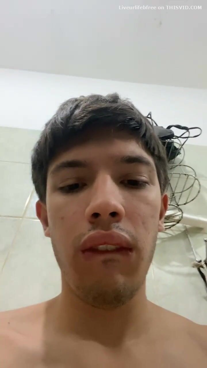 Twink latino bate uma pica enorme