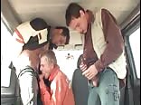 Chicos autoestopistas follados en sexo grupal