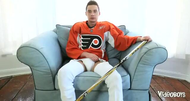 Jugador de hockey arrogante con bombón sexy