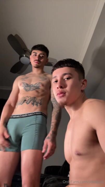 Hausgemachtes bareback-video: twink reitet daddys muskulösen schwanz