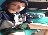 フーディーを着た男がオナニーする