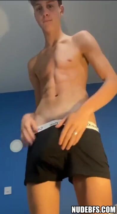 Jeune homme de 19 ans nu se branle