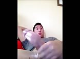 亞洲帥哥撫慰自己粗大的陽具