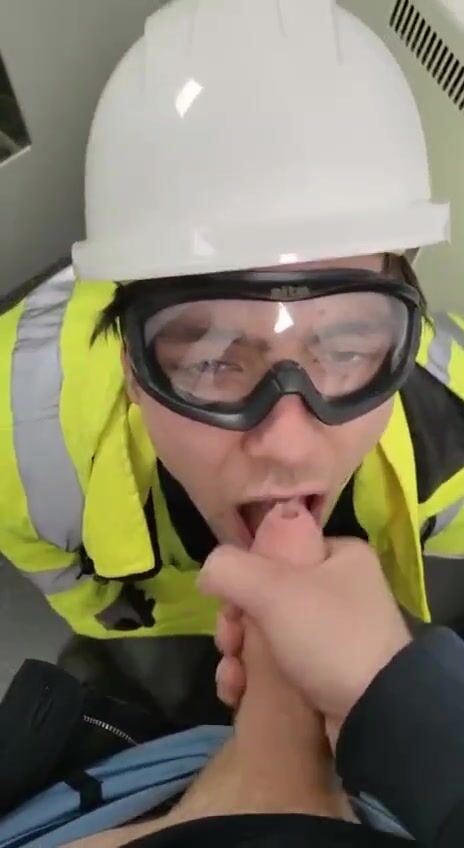 Compañero caliente recibe polla en el trabajo