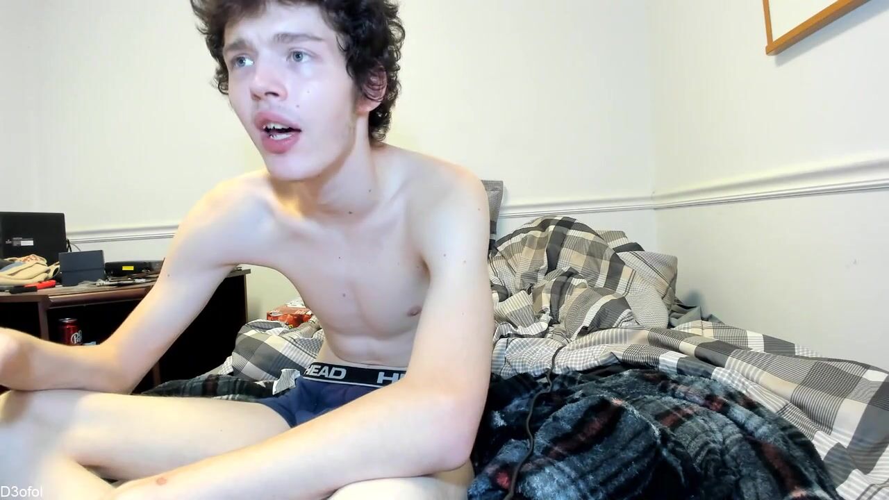 Ado excité se branle en webcam au lit