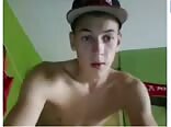 Ado se branlant fort dans sa chambre