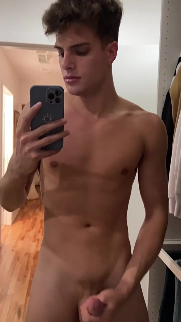 Ethan faz uma grande bagunça excitada no espelho - pornô twink
