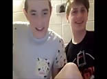 饥渴的 webcam 男孩在 gay 色情 tube 视频中行动