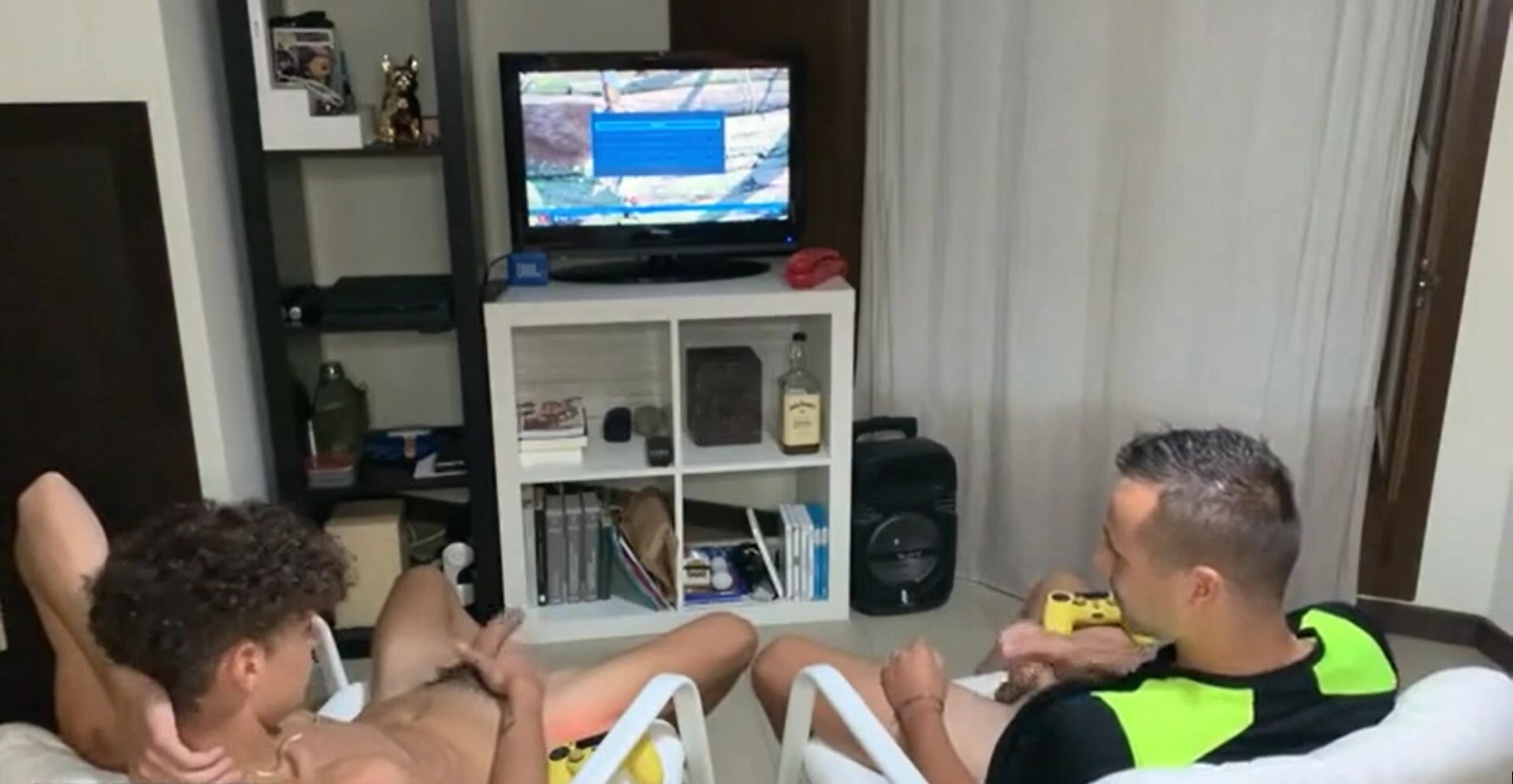 Twinks gamers interrumpidos por visitante cachondo