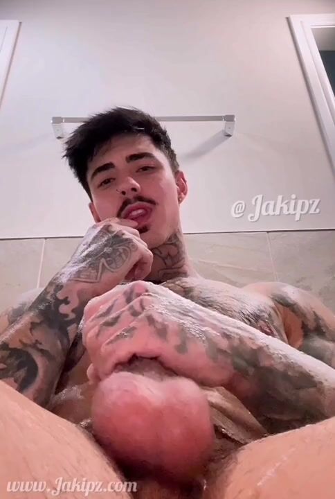 فحل عضلي يستمني زبه المنتصب وحده